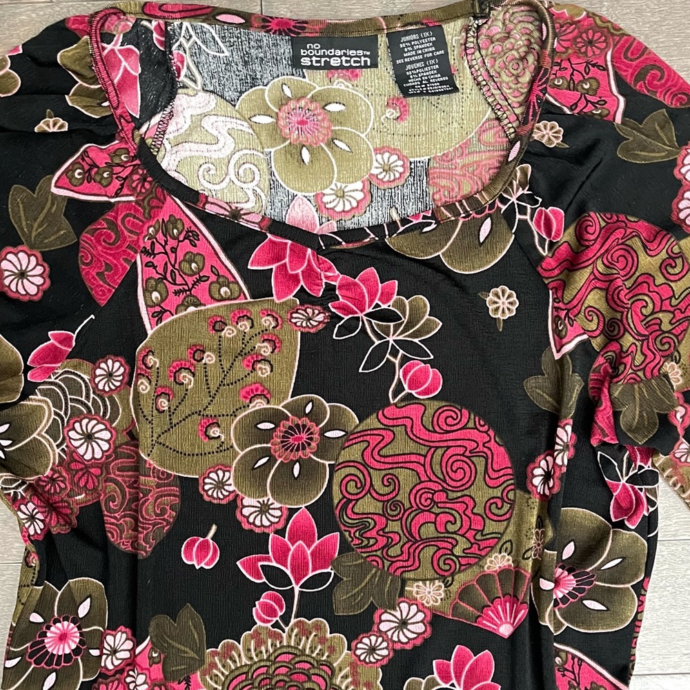 Vintage Y2K No Boundaries black floral top with cap sleeves